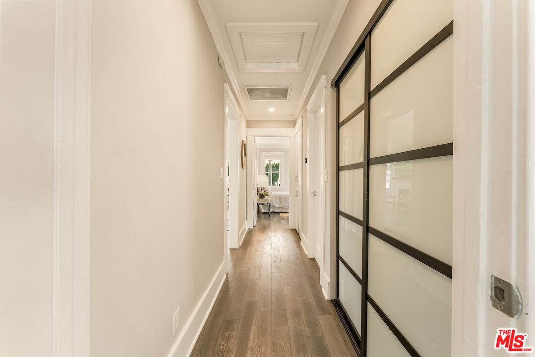 6607 De Longpre Ave