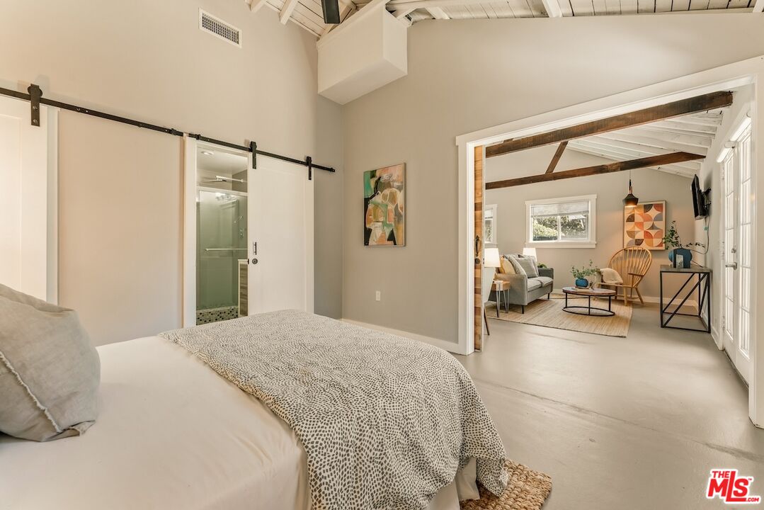 6607 De Longpre Ave