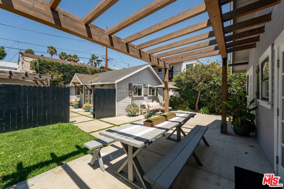 6607 De Longpre Ave