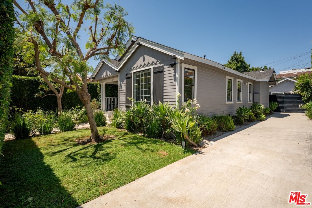 6607 De Longpre Ave