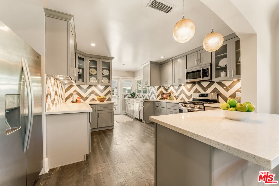 6607 De Longpre Ave