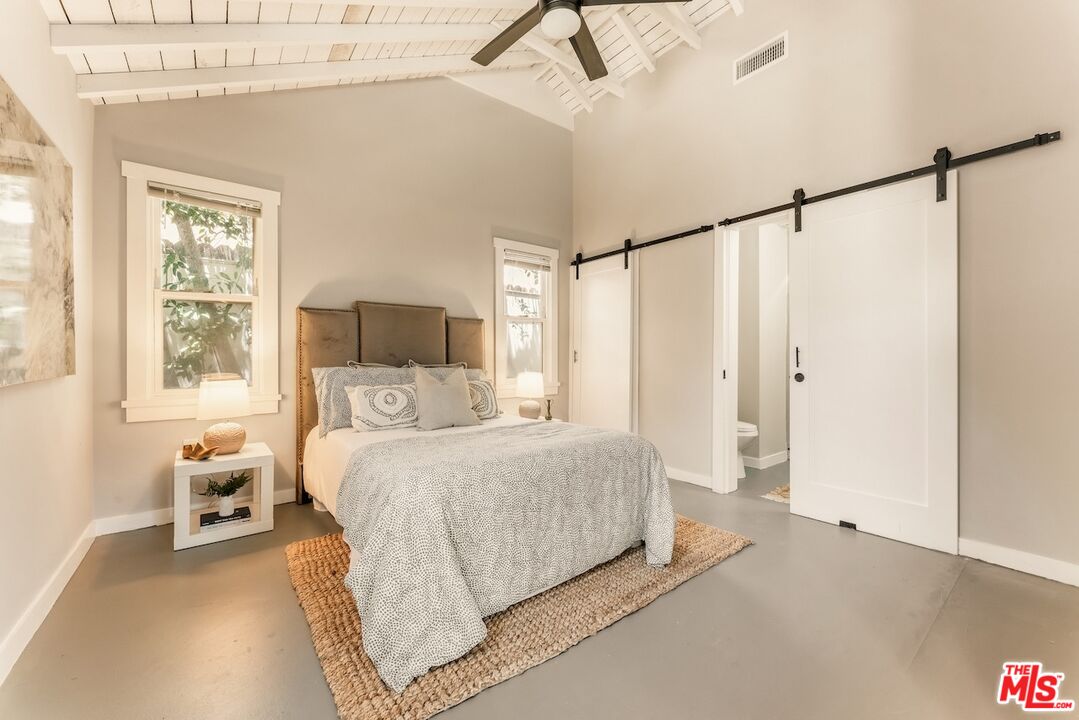 6607 De Longpre Ave