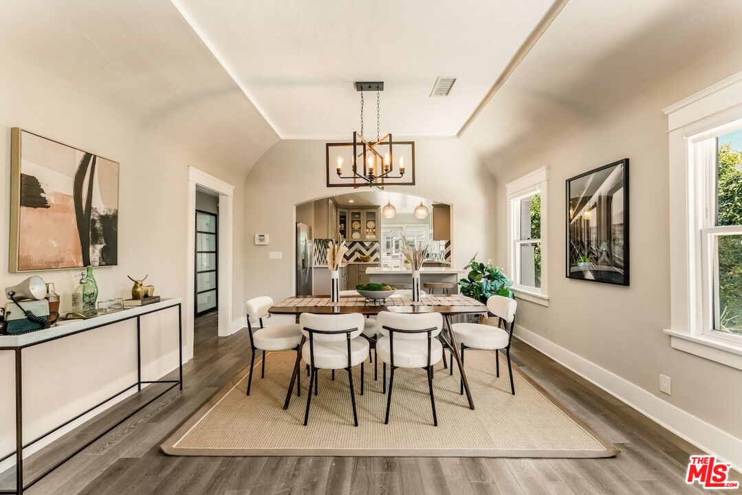 6607 De Longpre Ave