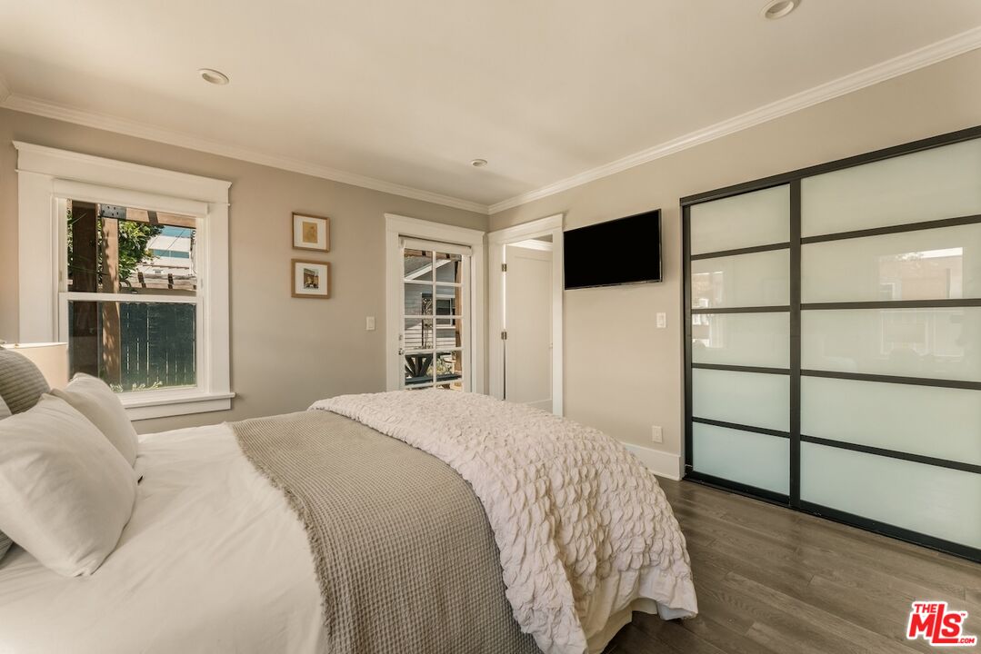 6607 De Longpre Ave
