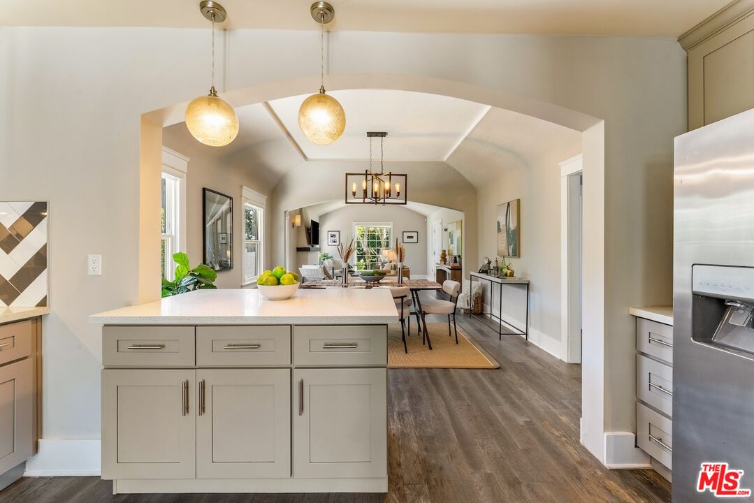 6607 De Longpre Ave