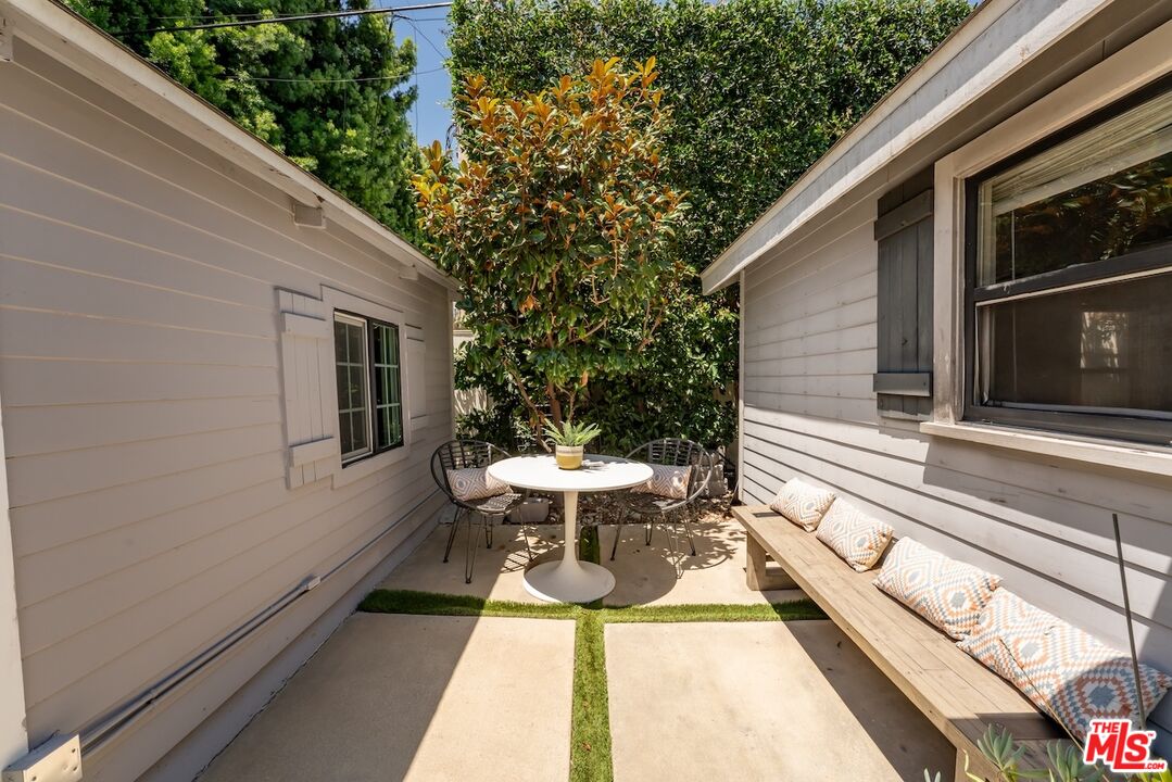 6607 De Longpre Ave