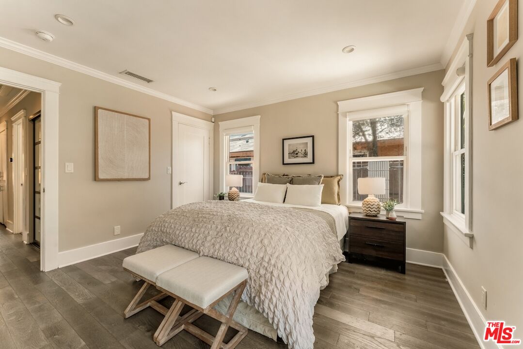 6607 De Longpre Ave