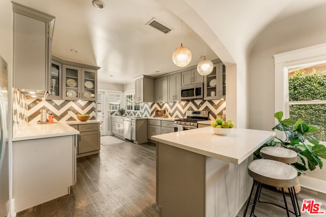 6607 De Longpre Ave