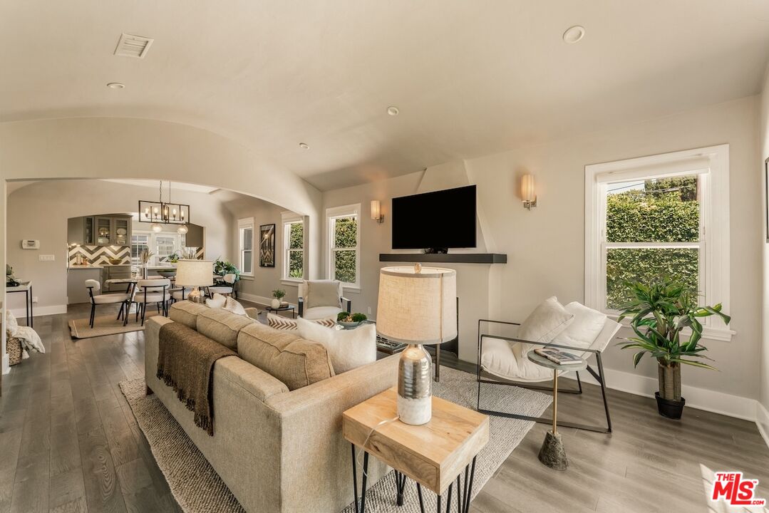 6607 De Longpre Ave