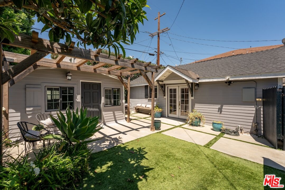6607 De Longpre Ave