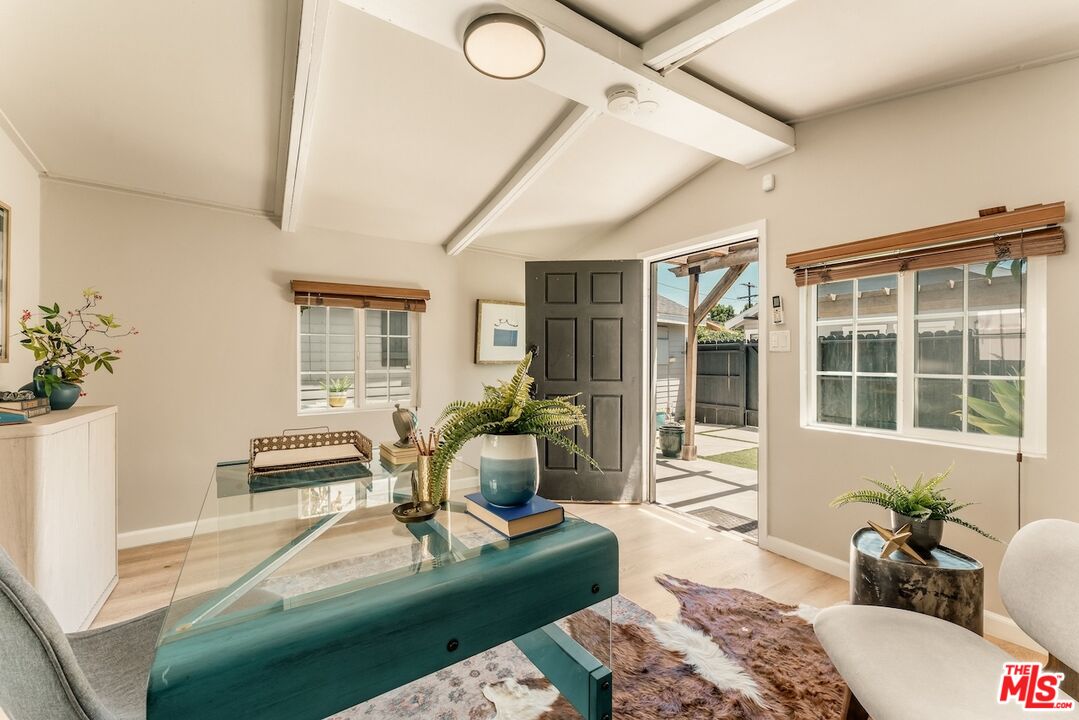 6607 De Longpre Ave