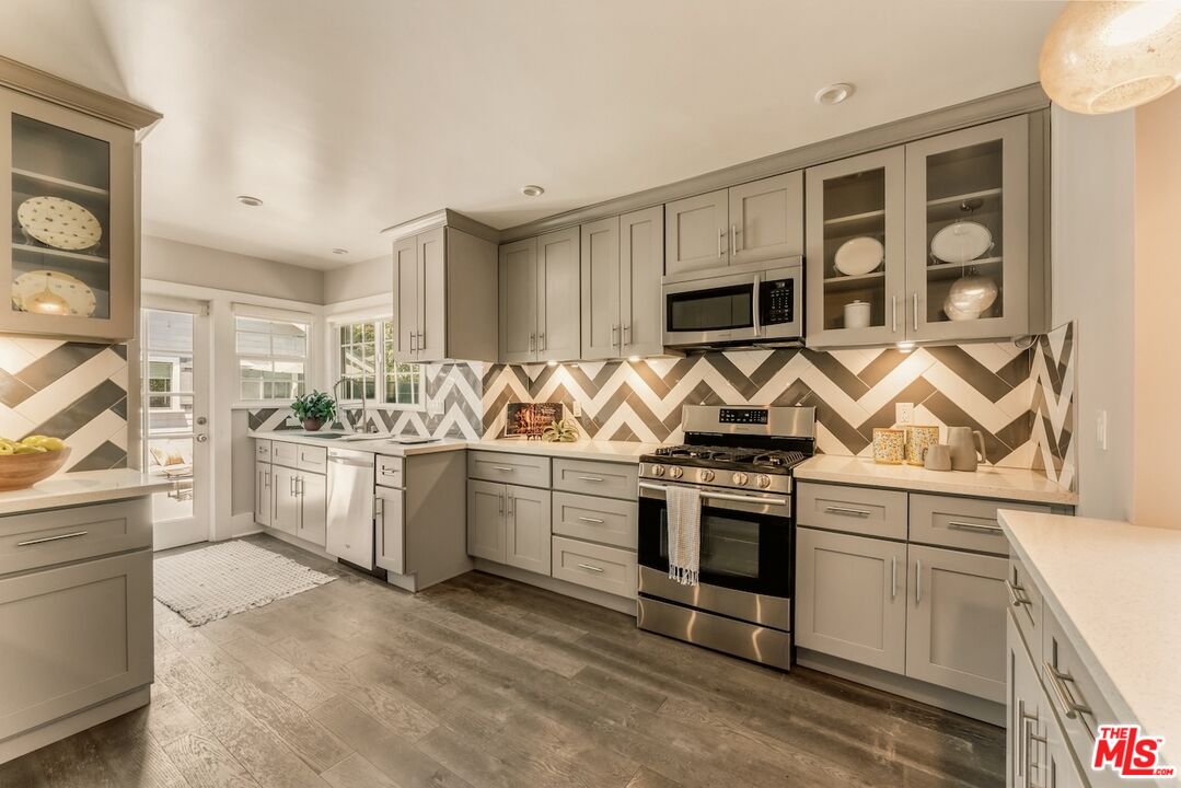 6607 De Longpre Ave