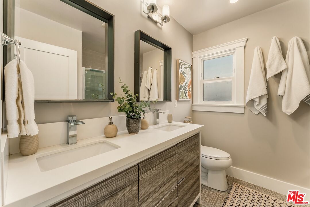 6607 De Longpre Ave
