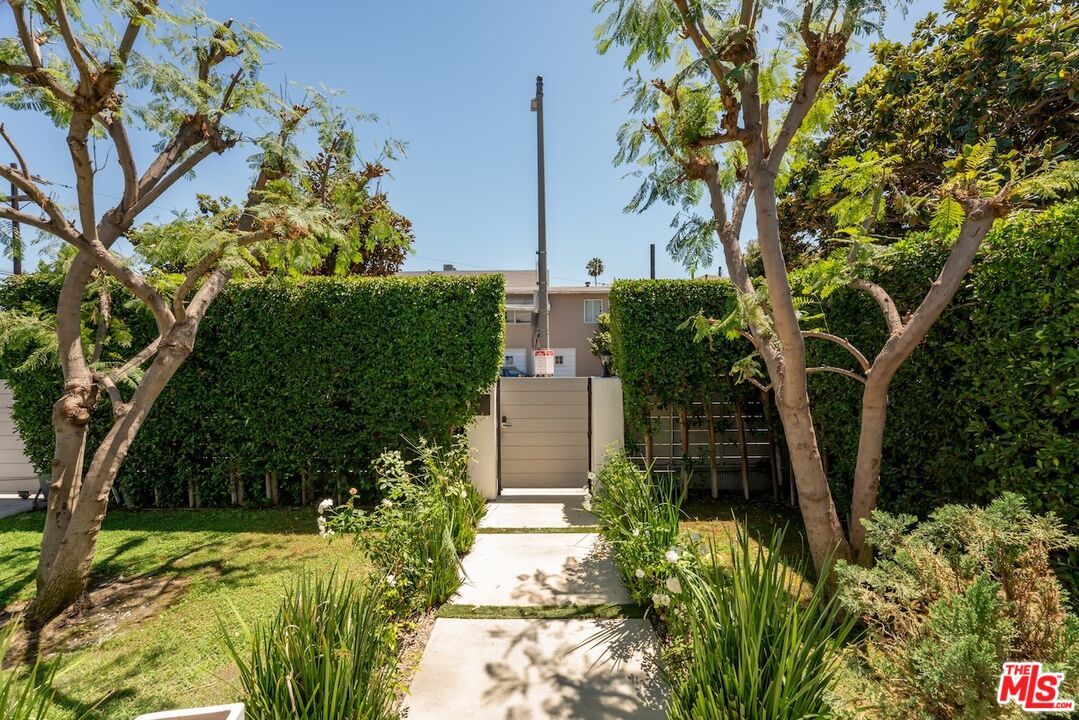6607 De Longpre Ave