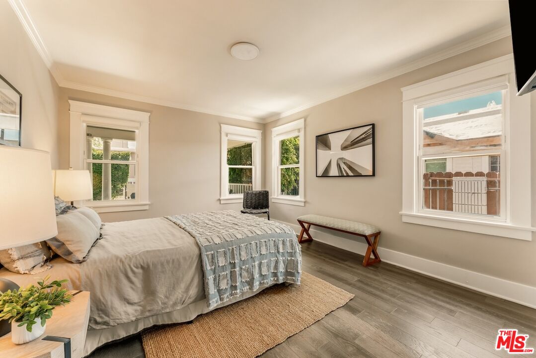 6607 De Longpre Ave