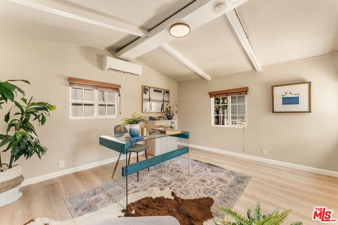 6607 De Longpre Ave