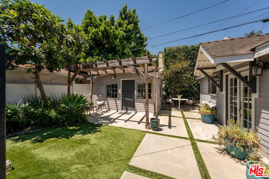 6607 De Longpre Ave