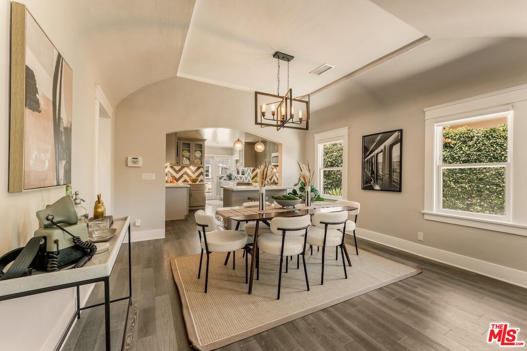 6607 De Longpre Ave