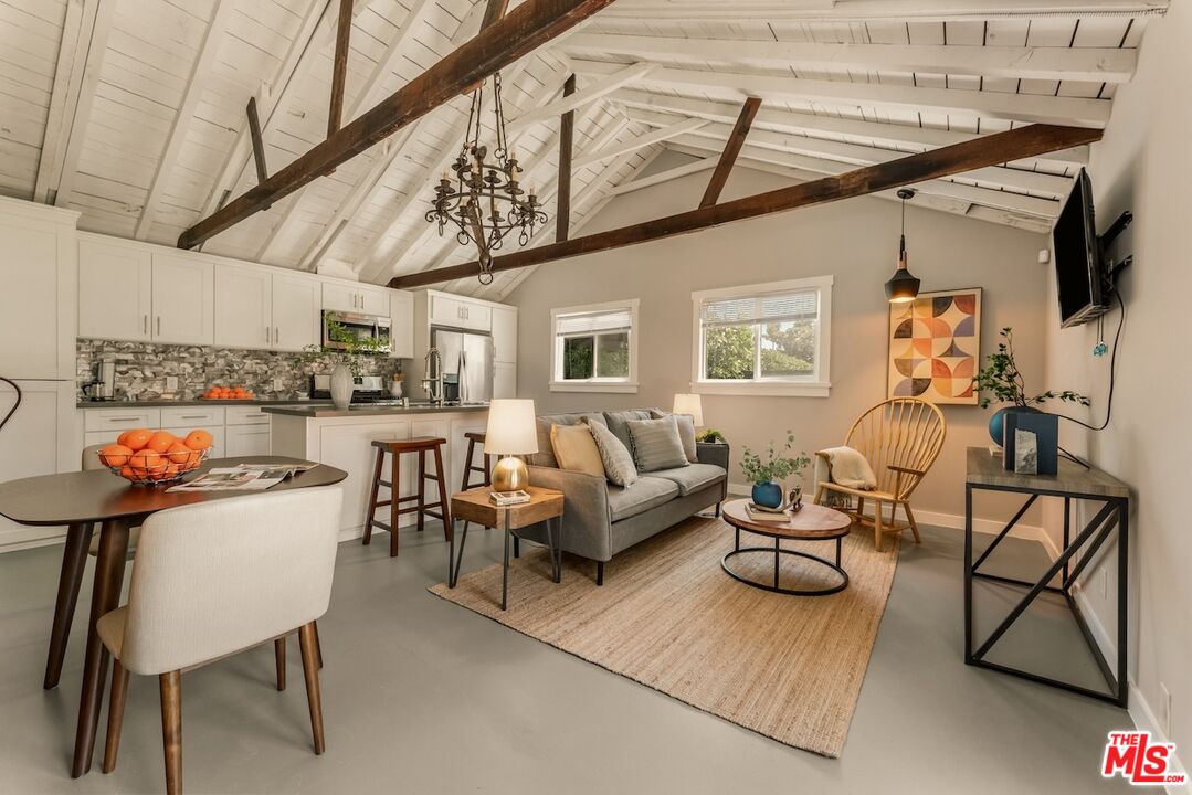 6607 De Longpre Ave