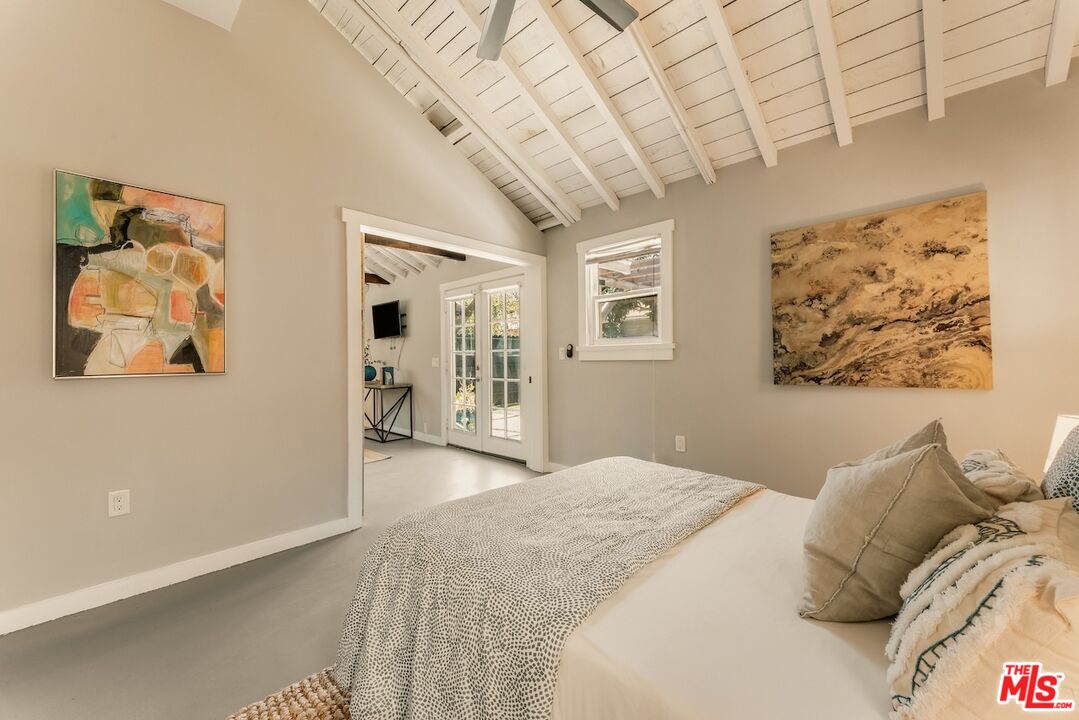 6607 De Longpre Ave