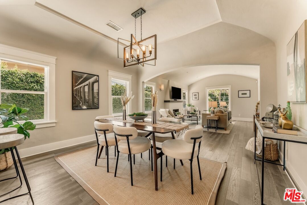6607 De Longpre Ave