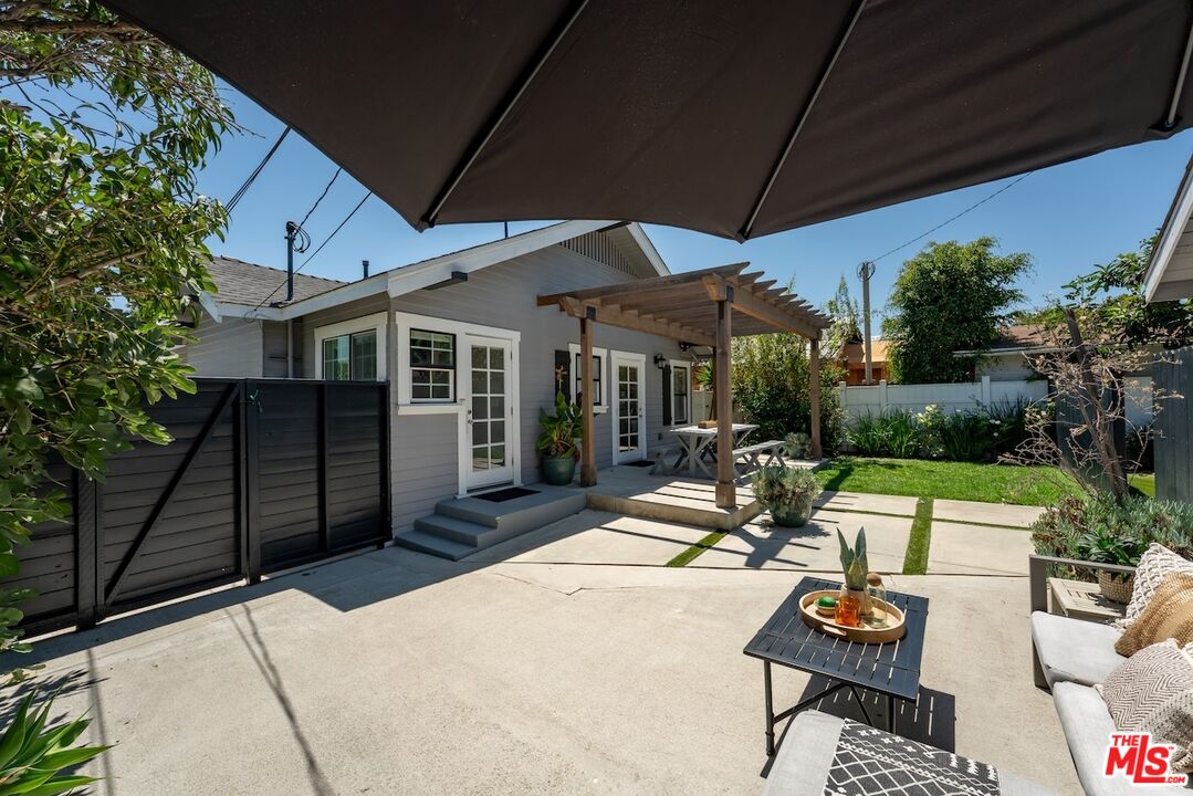 6607 De Longpre Ave