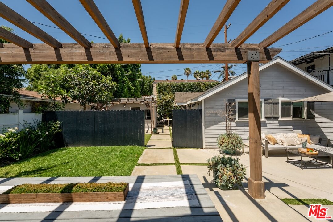 6607 De Longpre Ave