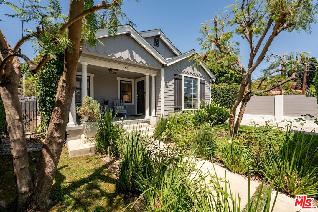 6607 De Longpre Ave