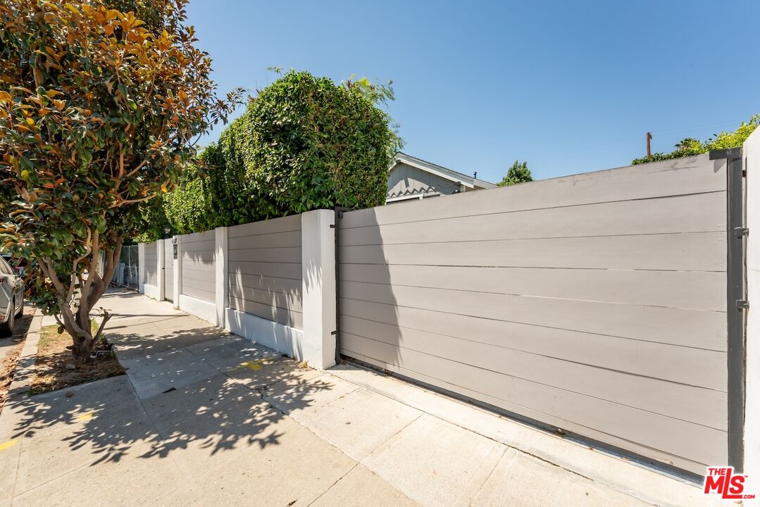 6607 De Longpre Ave