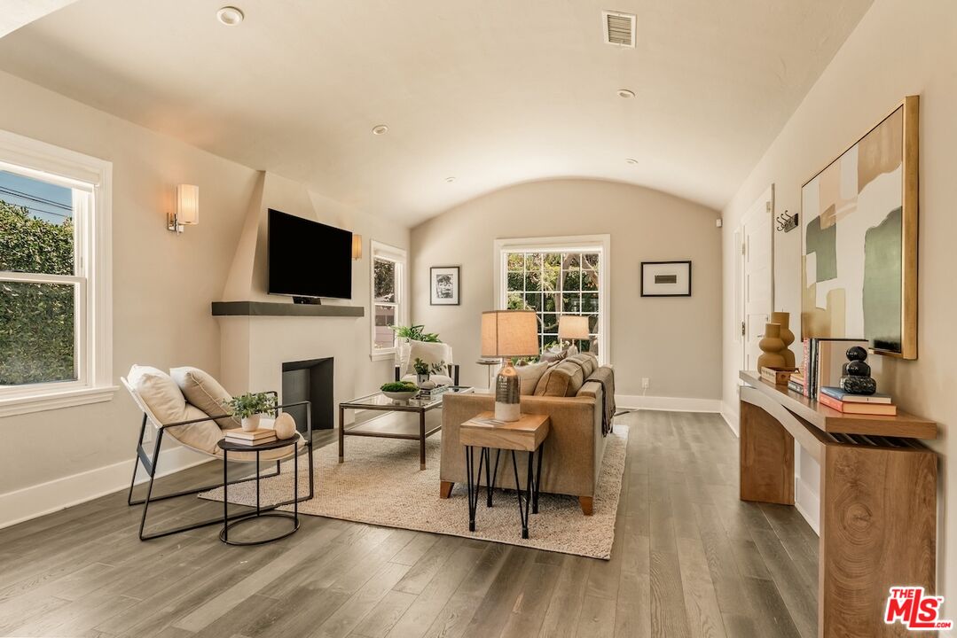 6607 De Longpre Ave