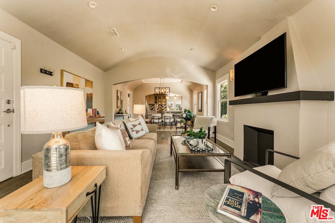 6607 De Longpre Ave