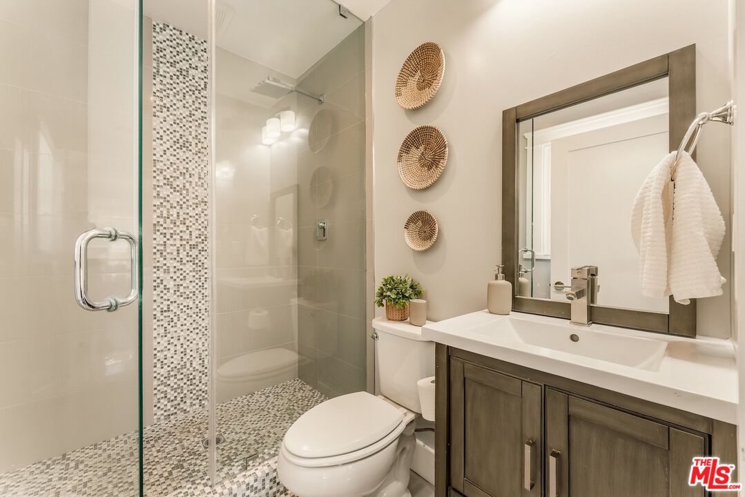 6607 De Longpre Ave