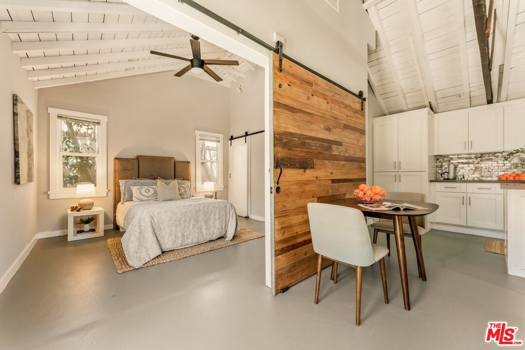 6607 De Longpre Ave