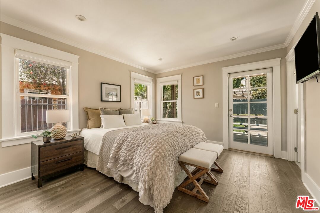 6607 De Longpre Ave