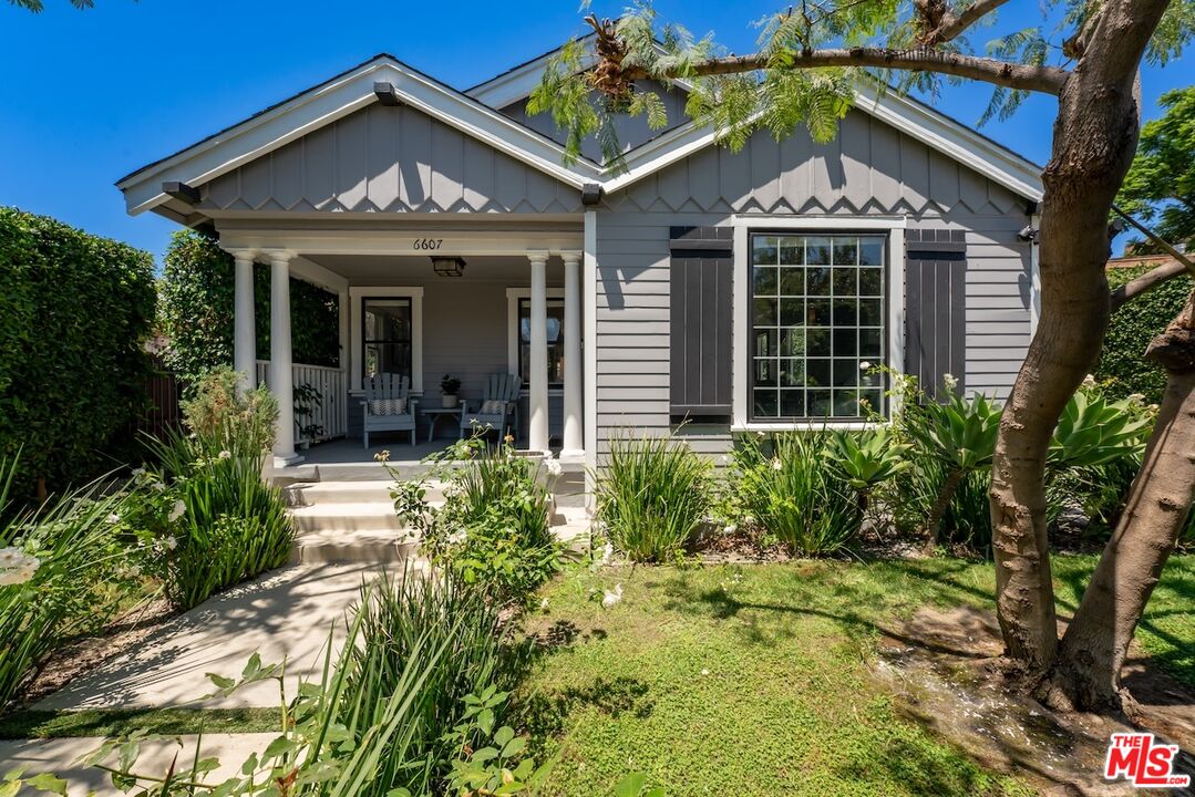 6607 De Longpre Ave