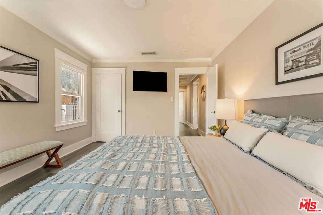 6607 De Longpre Ave