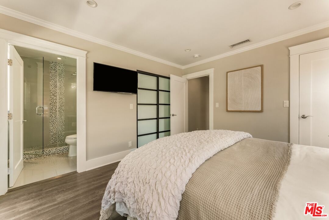 6607 De Longpre Ave