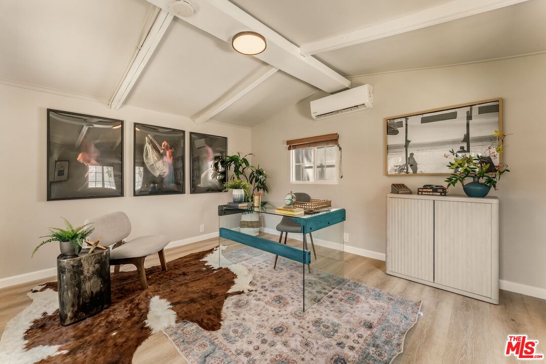 6607 De Longpre Ave