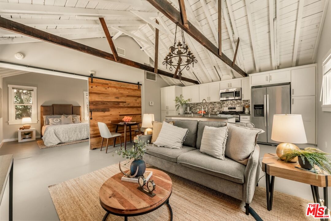 6607 De Longpre Ave