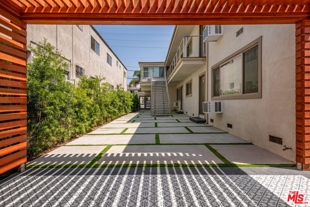 1553 S Saltair Ave Unit: 102