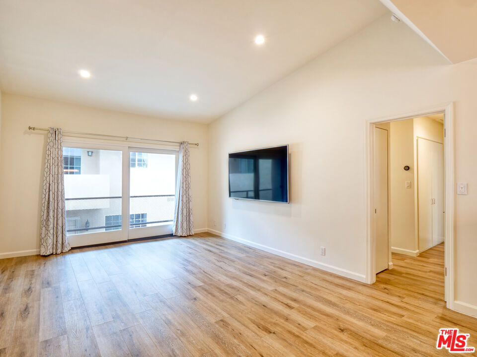 337 N Oakhurst Dr Unit: 6