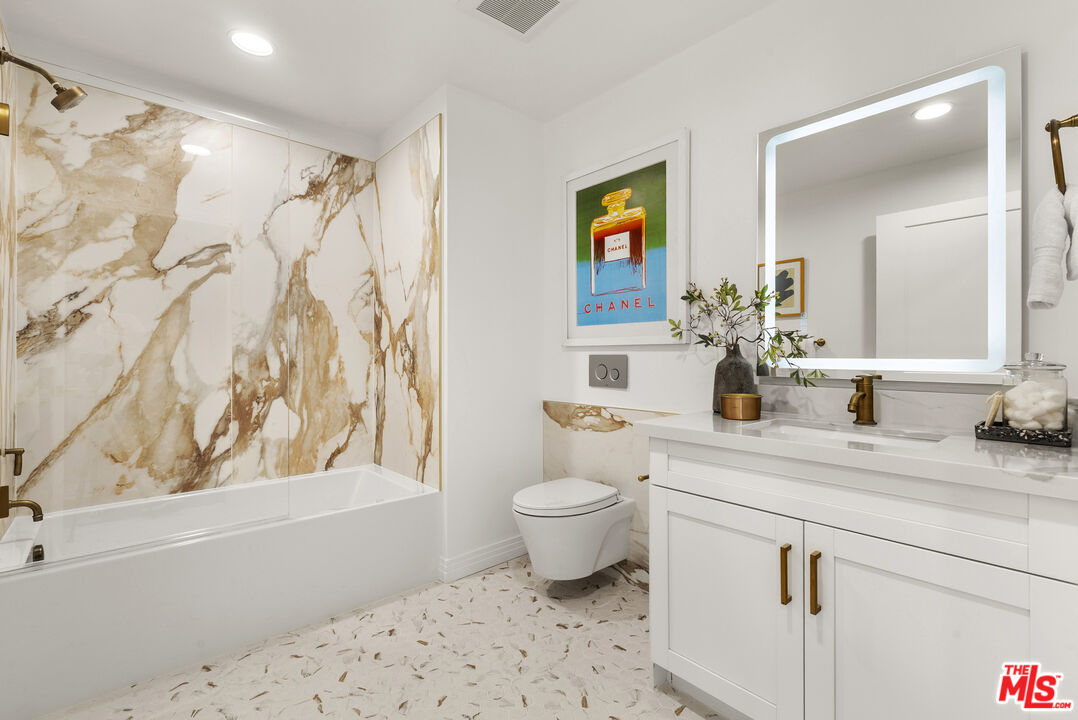 7428 Santa Monica Blvd Unit: 301