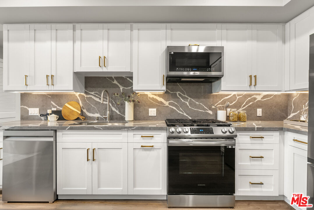 7428 Santa Monica Blvd Unit: 301