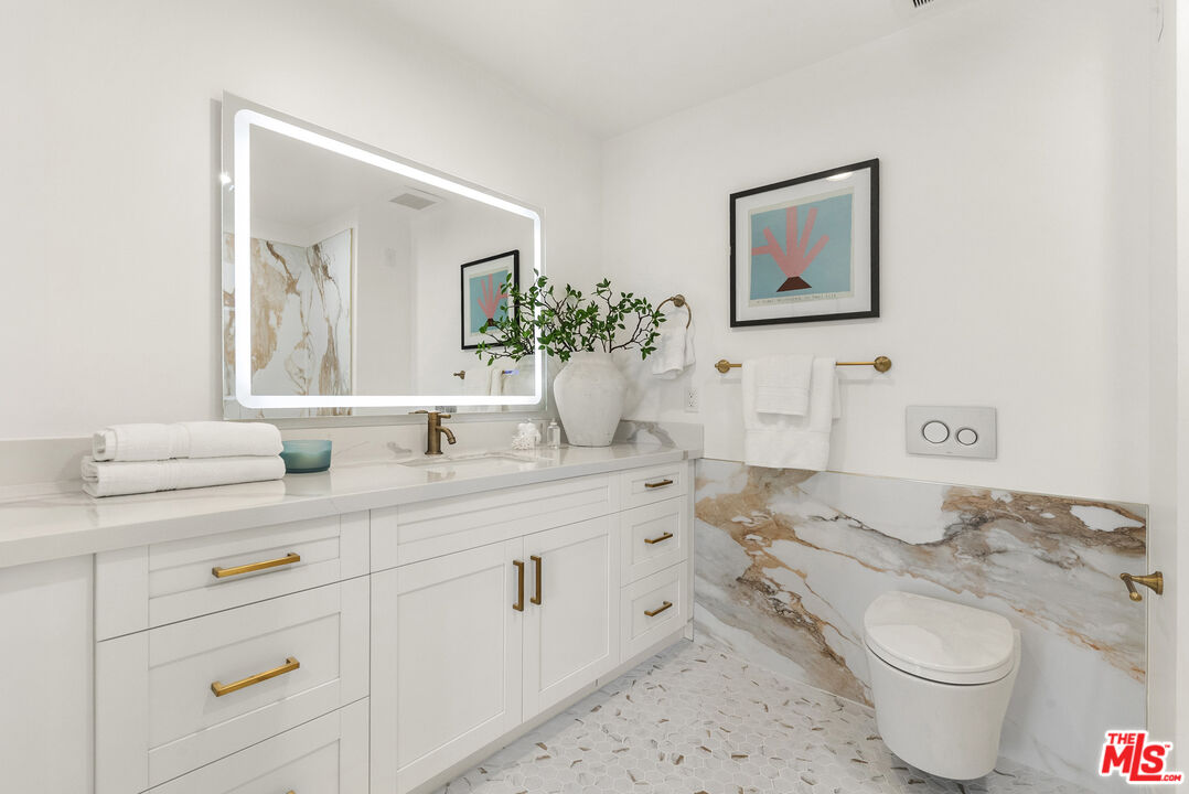 7428 Santa Monica Blvd Unit: 301