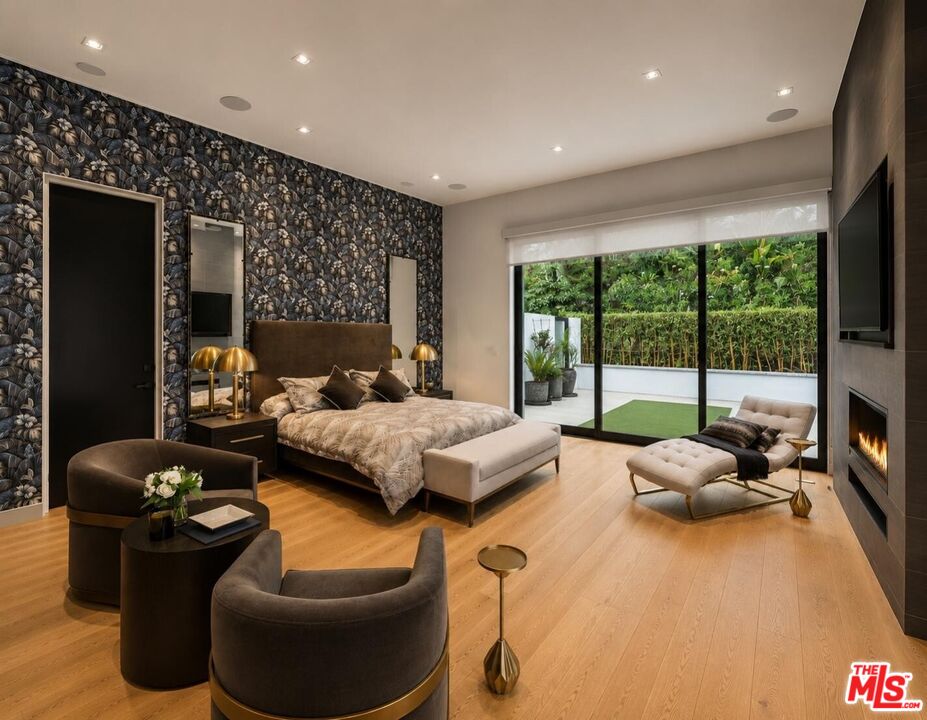 1049 Loma Vista Dr