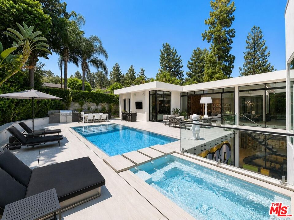 1049 Loma Vista Dr