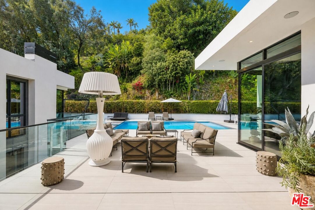 1049 Loma Vista Dr