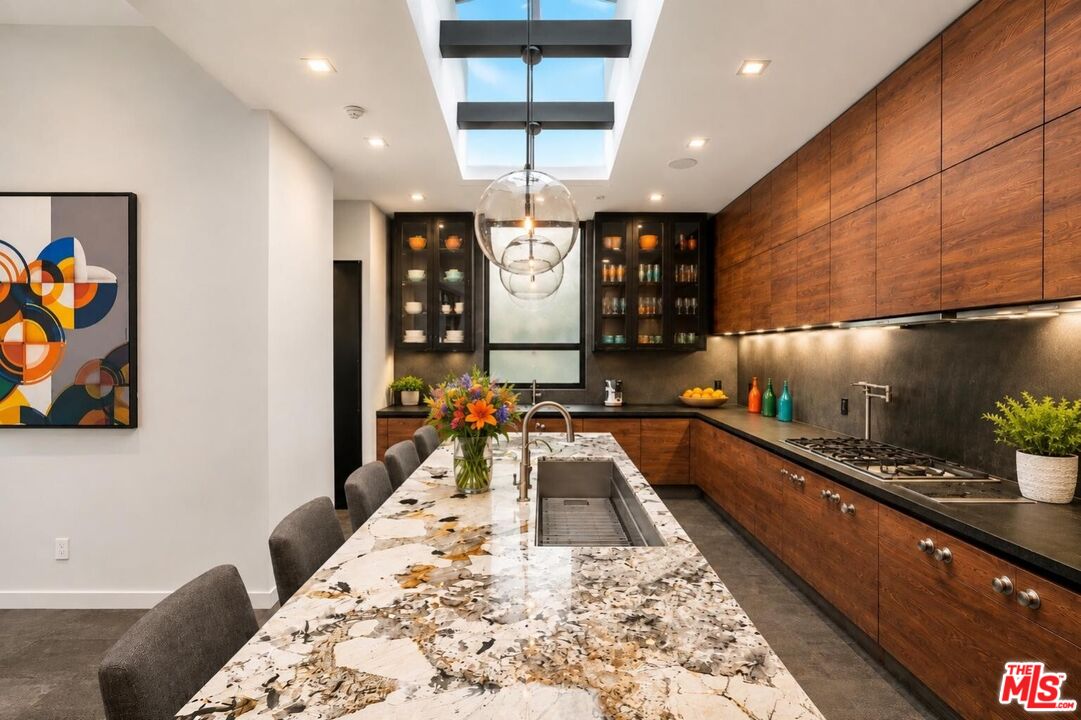 1049 Loma Vista Dr