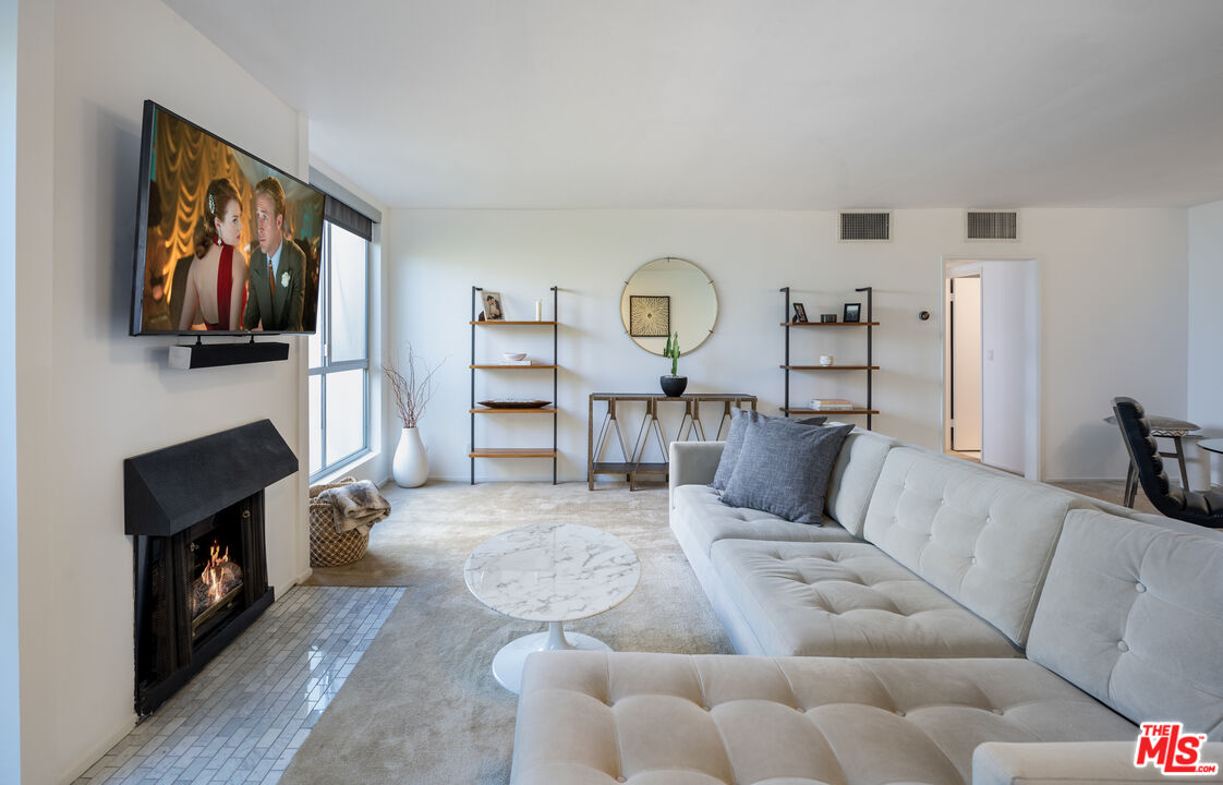 927 N Kings Rd Unit: 317