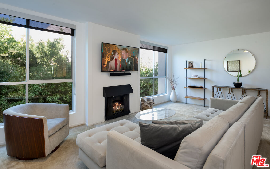 927 N Kings Rd Unit: 317